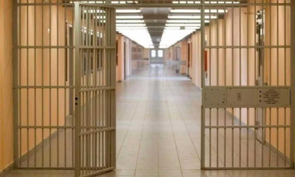 Κρήτη: Αγρίμι στα κρατητήρια ο γιος που σκότωσε στο ξύλο τη μάνα του – Η κηδεία της άτυχης γυναίκας